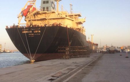 يتواصل توزيع الوقود على كافة المحطات مباشرةً من خلال ناقلة الوقود أنوار ليبيا الراسية بميناء طرابلس البحري