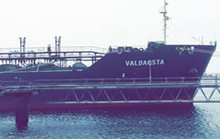 نشاطات مراقبة التزويد والنقل البحري للمناطق الوسطى والشرقية الفالدوستا ترسو صباح اليوم الثلاثاء على منصة ميناء بنغازي النفطي . رست ناقلة الوقود (VALDAOSTA) على منصة ميناء