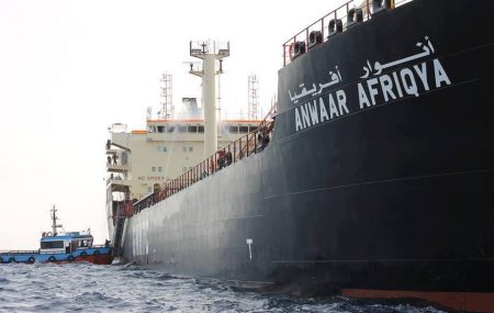 تفيد شركة البريقة لتسويق النفط أن عمليات دخول وحركة النواقل البحرية تسير بشكل طبيعي حسب الجداول المعدة مسبقا لوصولها للمؤاني الليبية فقد وصلت فجر اليوم الناقلة