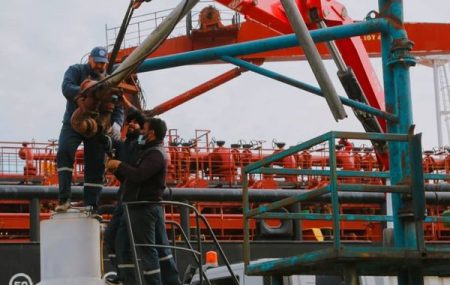 الإنتهاء من عملية صيانة ذراع التعبئة الخاص بمنصة رقم (5) بميناء طرابلس البحري.